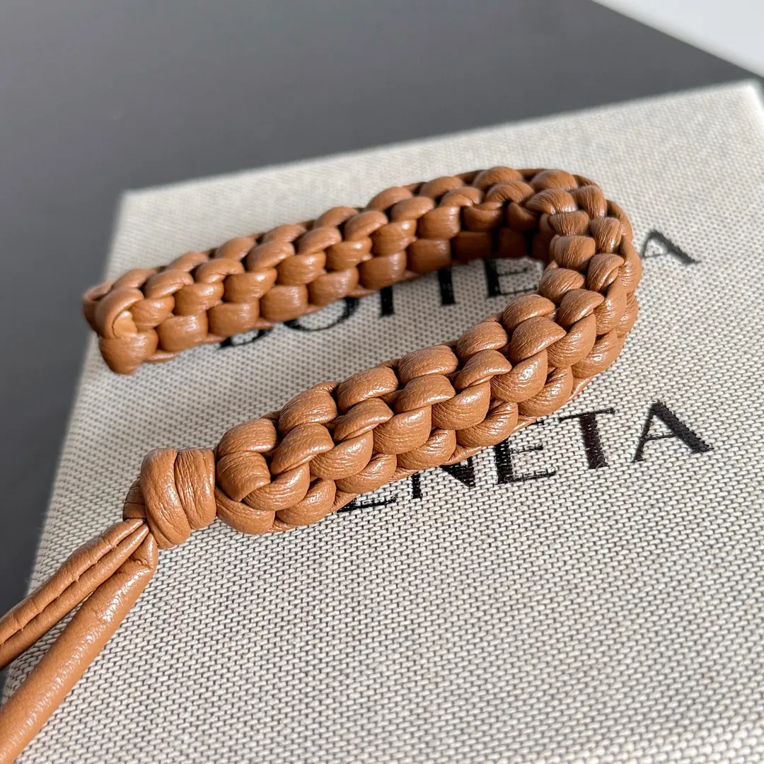 Batch 420 Let’s see what new cute little thing BV has released~ It’s this letter pendant, which is different from the puppy pendant. The weaving of this letter is more three-dimensional, and the material is very solid, and it is not easy to deform even if it is folded. Style number: U